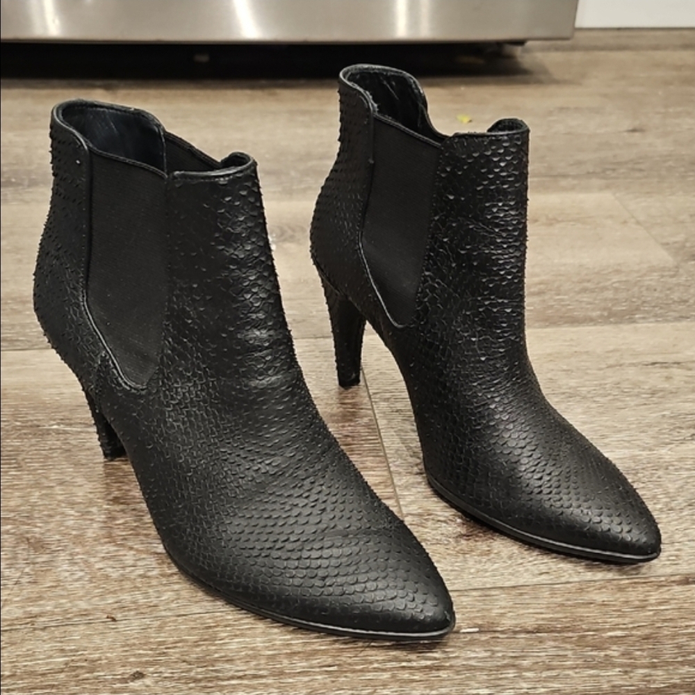 [Like New] ECCO Black Leather Snakeskin Textured Ankle Booties Sz 36